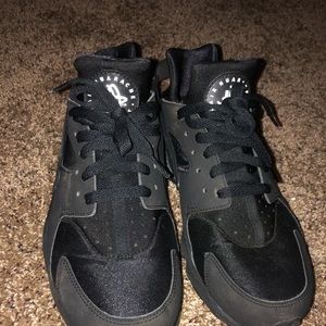 Size 9 Nike Huarache triple black(replacement box)